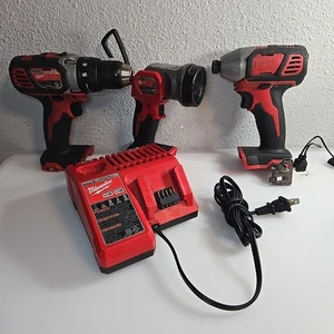 Milwaukee M18 18V Akku Li-Ion Bohrschrauber Schlagschrauber Lampe und Ladegerät - Bild 1 von 7
