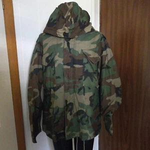 Giacca da campo con cappuccio invernale BDU mimetica esercito militare USA media corta - Foto 1 di 8