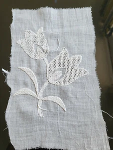 Broderie ancienne sur tissu hyper fin tulipe étamine récup incrustation B7-6 - Picture 1 of 5