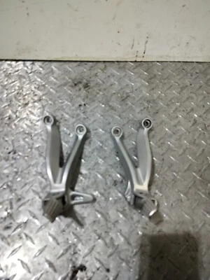 Suzuki GSXR 1000 750 600 2001-2003 OEM pasajeros juegos traseros con estriberas Foto 1 de 4