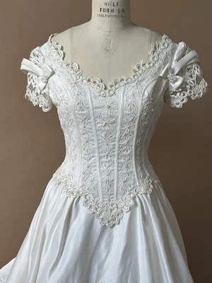 Stunning Vintage Wedding Dress sz M - Image 1 of 4