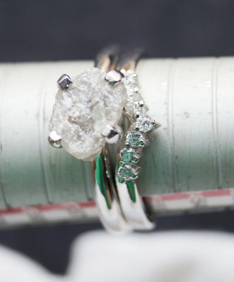 Anillo de compromiso de diamantes ásperos blancos grises de 2,18 quilates, anillo de plata de diamantes crudos sin cortar Foto 1 de 1