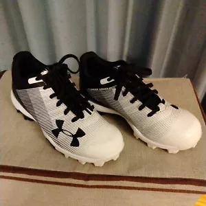 UNDER ARMOUR UA LEADOFF LOW RM BASEBALL CLEATS SHOES SZ 1.5Y youth - Picture 1 of 11