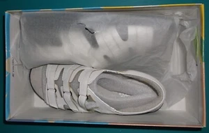 SANDALIAS DE CORREA DE GANCHO Y BUCLE EASY STREET PARA MUJER TALLA 9W BLANCAS PUNTA ABIERTA NUEVAS 30-1493 - Imagen 1 de 9