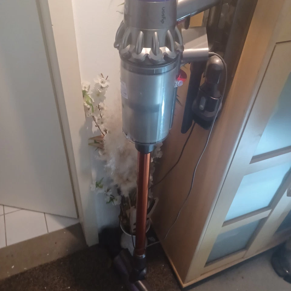 Dyson.V10/SV12.Akku Staubsauger .mit Zubehör.nur 3 Tage.Bitte Lesen.Lohnt Sich. - Bild 1 von 4