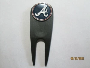 Golf/ Atlanta Braves doppelseitiger Ballmarker mit Divot Tool - Neu!! - Bild 1 von 2