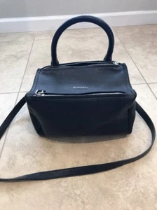 Bolso de hombro pequeño de cuero azúcar Givenchy Pandora, negro, al por menor: $1890.00 - Imagen 1 de 12