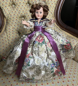 Vintage Queen Elizabeth Charakterpuppe mit Ständer. 7 3/4 Zoll. (1952). - Bild 1 von 7
