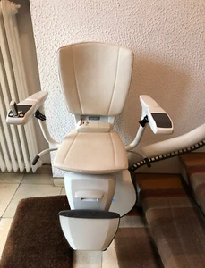 Treppenlift der Marke Thyssen Krupp Flow II A Classic preisgünstig abzugeben - Bild 1 von 5