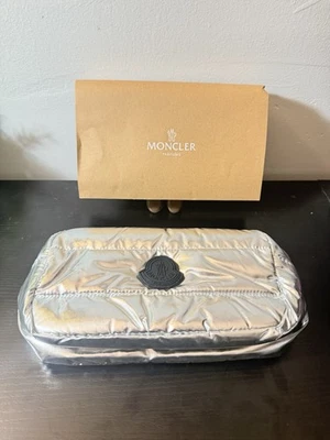 Moncler Metálico Plata Acolchado Cremallera Bolsa - Moncler Perfumes GWP Foto 1 de 4
