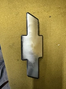 02 03 04 CHEVROLET TRAILBLAZER FRONT GRILLE BOWTIE EMBLEM - Picture 1 of 4