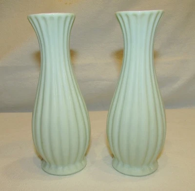 PAIRE DE PETITS VASES SOLIFLORES CELADON CLAIR porcelaine de Chine XXème - Photo 1/4