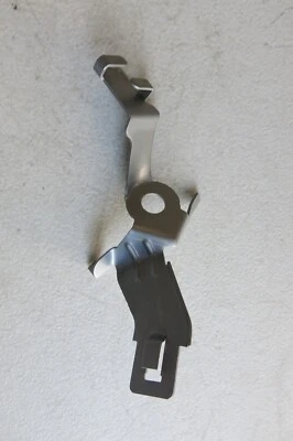 Mercedes Metal Cable Holder Rear Left A2115460043 fits W211 - Image 1 of 3