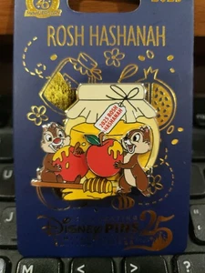 Spilla Hashanah 2025 Disney Parks Chip & Dale Rosh edizione limitata di soli 2500 nuova - Foto 1 di 1