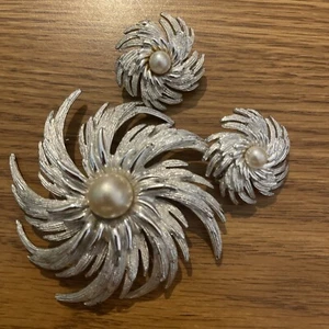 Sarah Coventry Pinwheel Brooch & Clip On Earring Set Silver Tone Faux Pearl - Picture 1 of 7