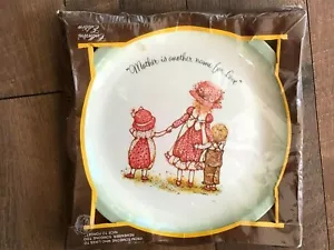 Piatto decorativo vintage Holly Hobbie 10 nel 1974 NUOVO sigillato mamma amore SIGILLATO! - Foto 1 di 1