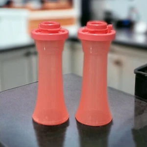 Tupperware kleines Sanduhr-Set Salz- und Pfefferstreuer in der Farbe Guave NEU - Bild 1 von 2