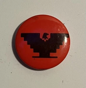 Vintage anni '60 FARM WORKERS UNION Logo UFW Rosso Pulsante Pinback Ottime condizioni - Foto 1 di 3
