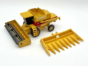 1/32 New Holland TR Combine w/ Both Heads - Picture 1 of 2
