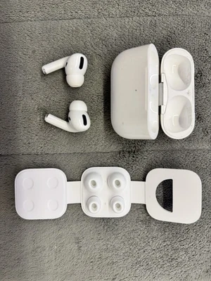 Apple AirPods Pro 1. Generation - Weiß - mit Kabellosem Ladecase - Bild 1 von 4