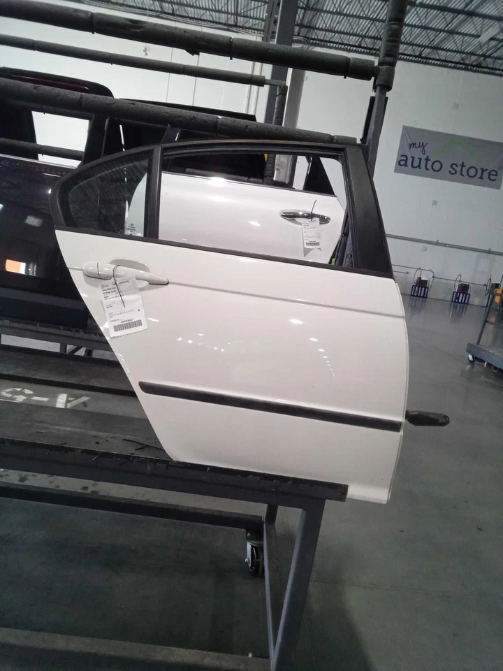 Conjunto de puerta trasera derecha usado lado trasero se adapta a: BMW 330I SDN 2005 con puerta giratoria ha Foto 1 de 2
