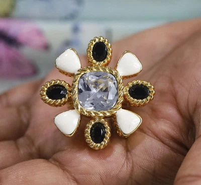 Anillo QVC Luxe Rachel Zoe tono dorado esmalte y cristal audaz talla 5 Foto 1 de 4