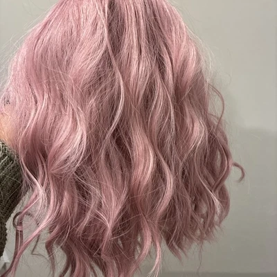 Peluca ondulada rosa con flequillo Foto 1 de 3