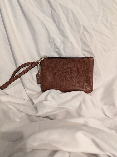 Coach Polso piccolo in pelle di ciottoli F52717 in sella marrone