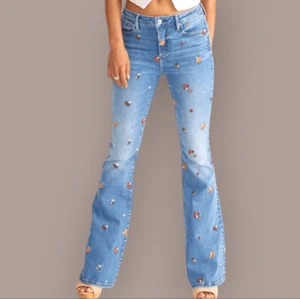 Farrah x Wonderland Embroidered Mushroom Flare Leg Jeans Driftwood Gr. 34/32 - Bild 1 von 13