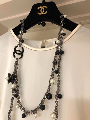 Collana Lunga Logo Chanel CC Finta Perla Perla Nera Catena Argento Tono Fiore