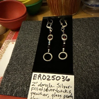 "Pendientes de palanca rellenos de plata con colgante de 2"" de peltre, vidrio, granate". Foto 1 de 4