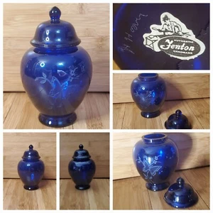 Fenton 6" Kobaltblau Glas Sand Geätzt Schmetterling Ingwer Glas - Urne - Deckelvase - Bild 1 von 11