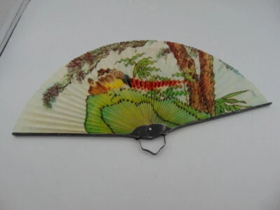 Faisanes con abanico de mano plegable de bambú de metal y papel moderno básico denim en la parte posterior Foto 1 de 4