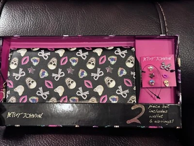 Muñequera calavera de cuero sintético negra Betsey Johnson con juego de 6 aretes de pasador nueva en caja Foto 1 de 4