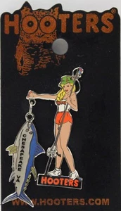 CHESAPEAK, VA - HOOTERS GIRL ROD & REEL FISHING CAUGHT A BIG FISH LAPEL PIN NEW - Imagen 1 de 2