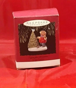 Hallmark Ornament "1994 Ansioso por Navidad Toques Tender" Colección de recuerdos - Imagen 1 de 4