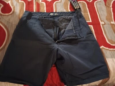 Un par de pantalones cortos elásticos Izod Foto 1 de 4