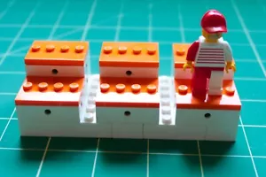 Minifigur Orange Stein Display Ständer MOC * aus Lego® Steinen - Bild 1 von 9