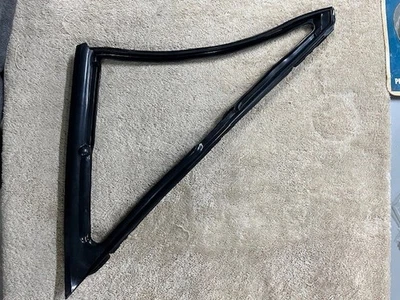 Mopar новый из старых запасов Frt..Дверное вентиляционное стекло с полосой Lt. 68-70 Belv. Coronet, зарядное устройство 2Dr. H.T - Изображение 1 из 3