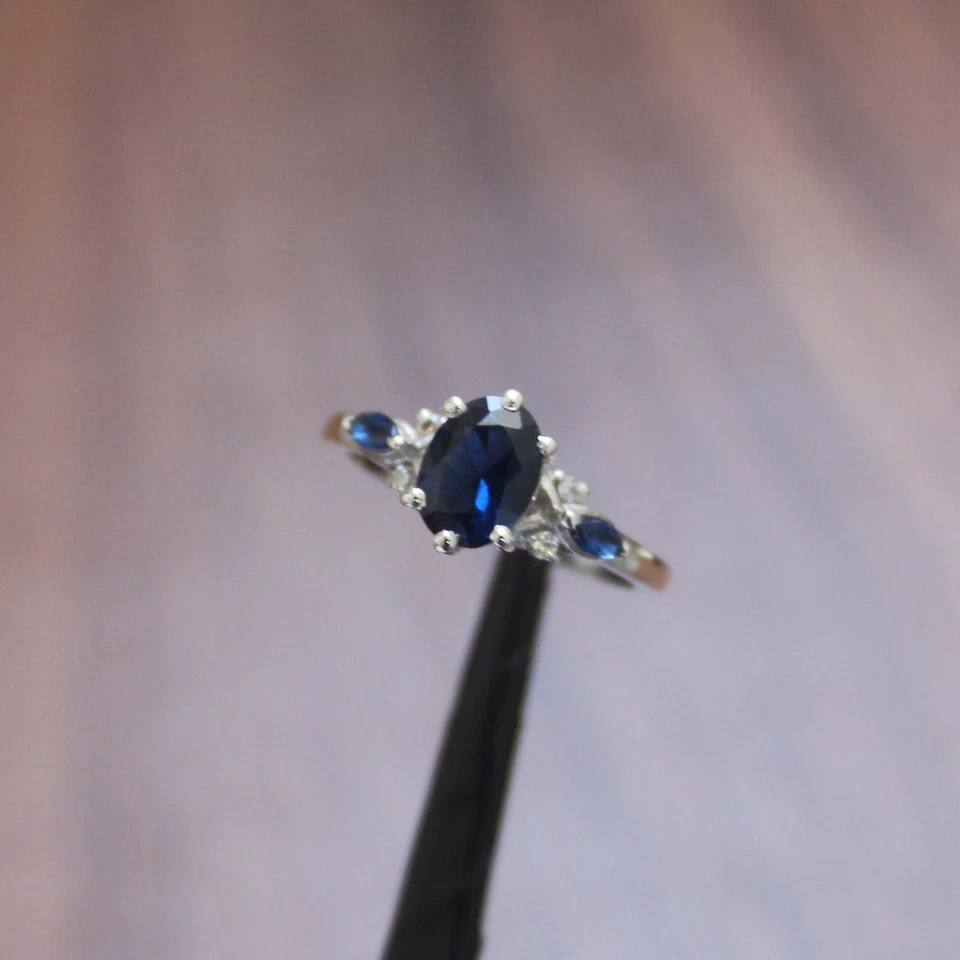 Elegante anillo de zafiro azul y oro blanco con acento de diamantes regalo perfecto para ella Foto 1 de 4