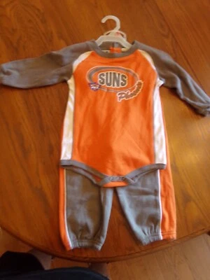 PHOENIX SUNS NBA Naranja y Gris Jersey/Pantalón Juvenil Conjunto de 2 Piezas Talla (18M) Nuevo con Etiquetas $18 Foto 1 de 4