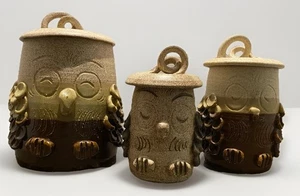 Set 3 Bidoni Ceramica Artigianali Gufo con Coperchi Toni Marrone Manici Unici - Foto 1 di 24