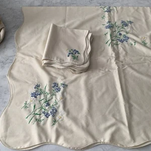 VTG hand embroidered Cotton tablecloth And 8 Napkins Set Floral Scalloped Edge - Picture 1 of 12