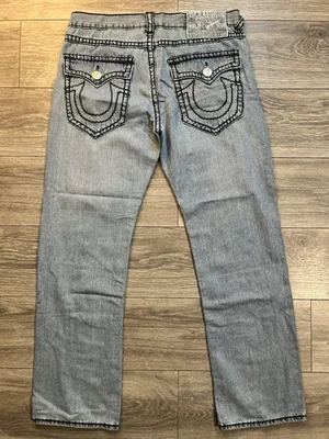 Pantalones de mezclilla True Religion rectos con solapa desgastados azul claro puntada negra 36Wx34L Foto 1 de 4