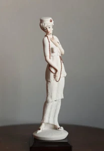 Giuseppe Armani Figurine Lady with Chain 0411F Capodimonte Sculpture Florence - Picture 1 of 10