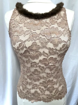 Camiseta sin mangas Hanky Panky para mujer pequeña marrón de encaje con escote de piel sintética Foto 1 de 4