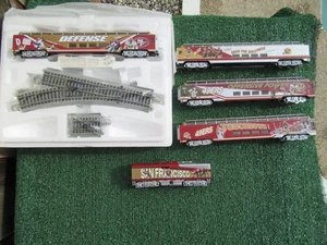 Nuovo lotto Hawthorne Village NFL San Francisco 49ers scala HO treno vagone Bachmann - Foto 1 di 6