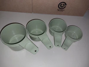 Tupperware set di 4 misurini verdi 1/3 - 1 tazza VINTAGE *761 - Foto 1 di 3