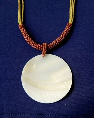 LBVYR Modeschmuck Halskette Perlmuttanhänger, braune Perlen u. grüne Kordelkette - Bild 1 von 4