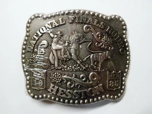 Fibbia cintura Hesston National Finals Rodeo NFR 1985 Fred Fellows nuova sigillata NOS - Foto 1 di 3